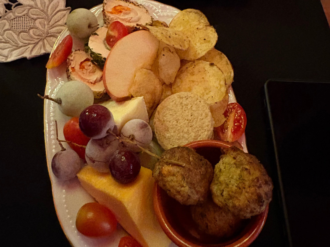 Lord Rubin's wine bar-Carmyllie必去景点