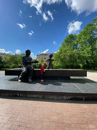 Monument to Metallurgists Preyemstvennost Pokoleniy景点图片