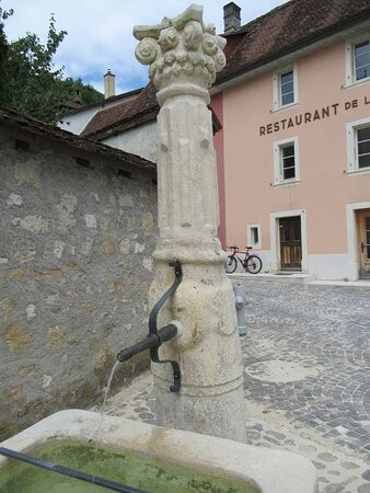 Fontaine Rue Basse-Saint-Ursanne必去景点