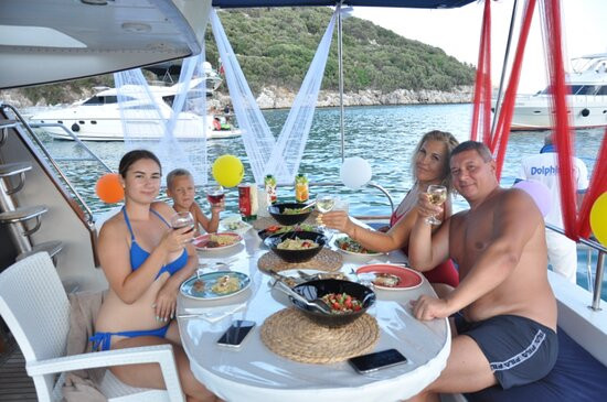 Dolphins Yacht景点图片