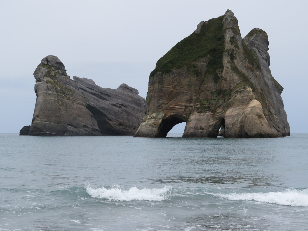 Wharariki Beach Walking Track景点图片