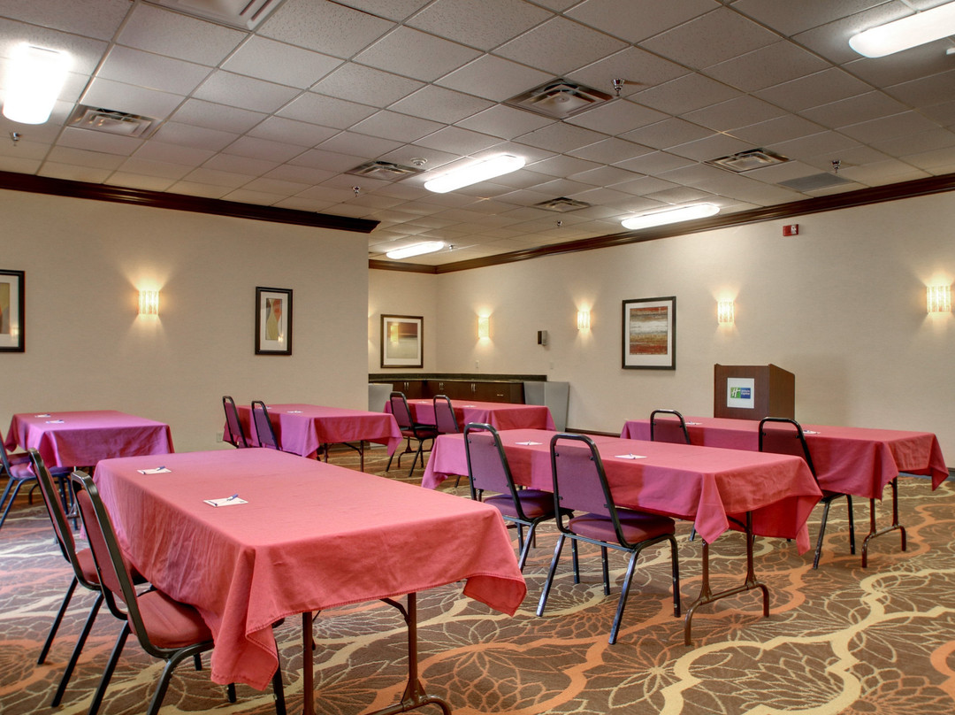 坎贝尔堡奥克格罗夫快捷假日酒店主图