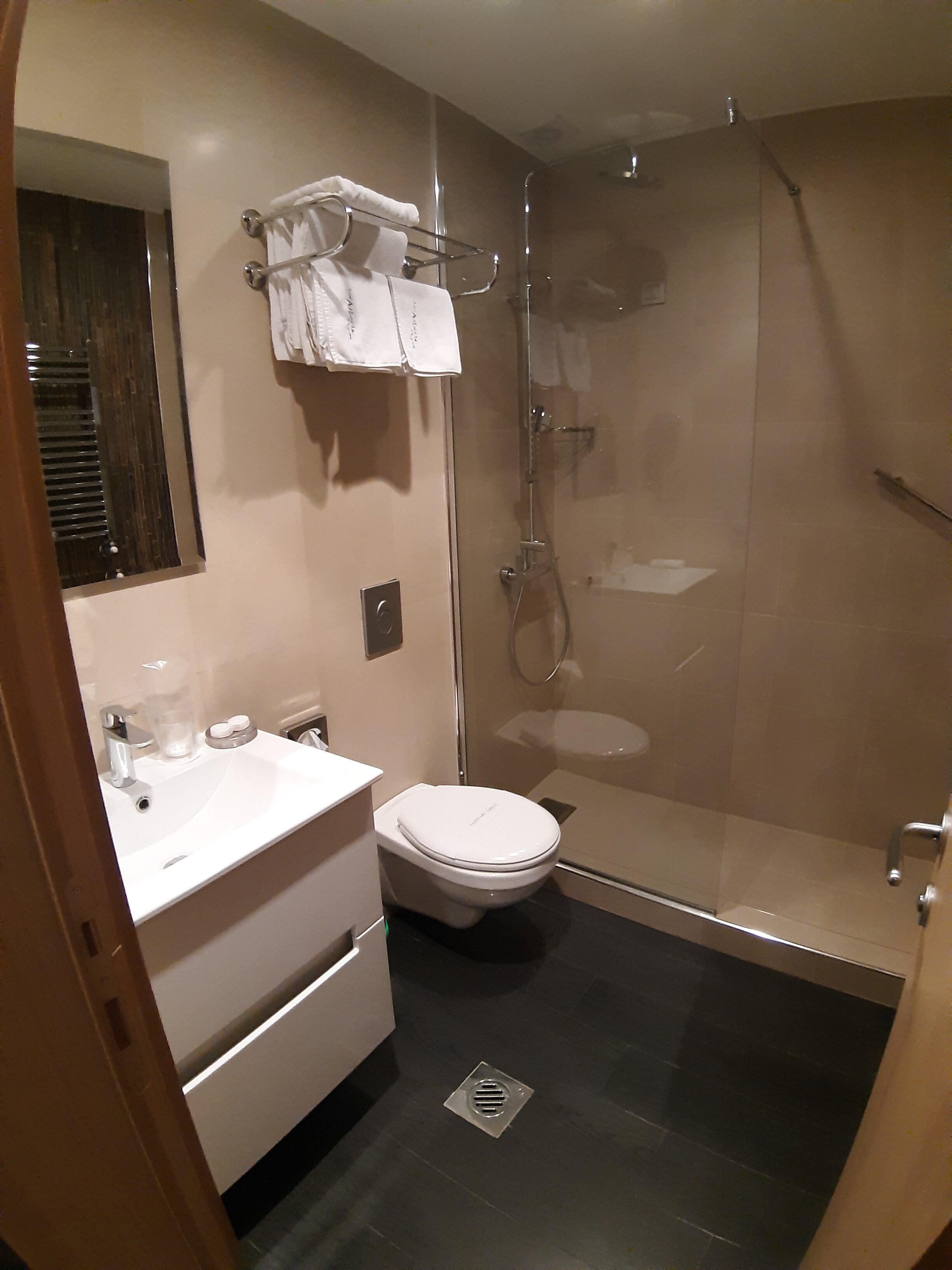 Boutique Hotel Astoria Kotor-浴室
