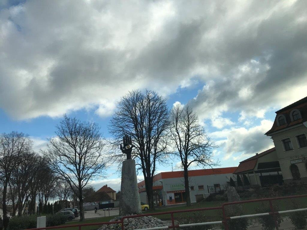 Pomník násilne odvlečených a vysťahovaných-Dvory nad Zitavou必去景点