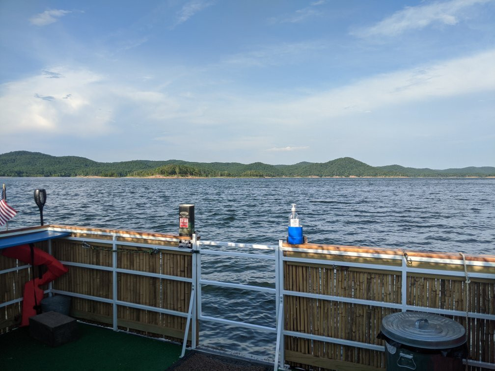 Broken Bow Lake Tiki Boat Tours景点图片