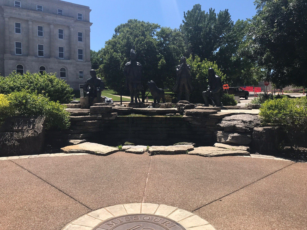 Lewis and Clark Monument Trailhead Plaza-杰佛逊市必去景点