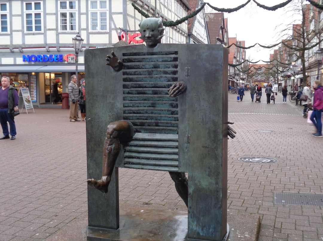 Skulptur "Homme passant la porte"景点图片