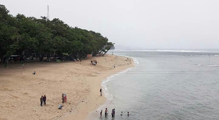 Balekambang Beach景点图片