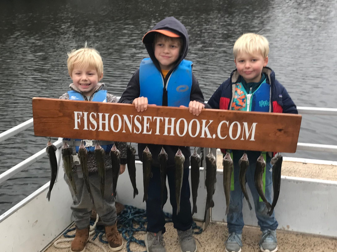 Fish On Set Hook Guide Service景点图片