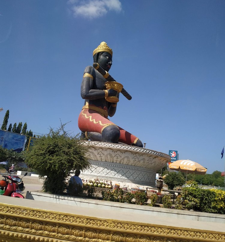 Ta Dumbong Kro Aung Statue-马德望必去景点
