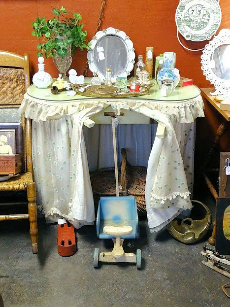 Out Of The Past Antiques-克拉克斯维尔必去景点