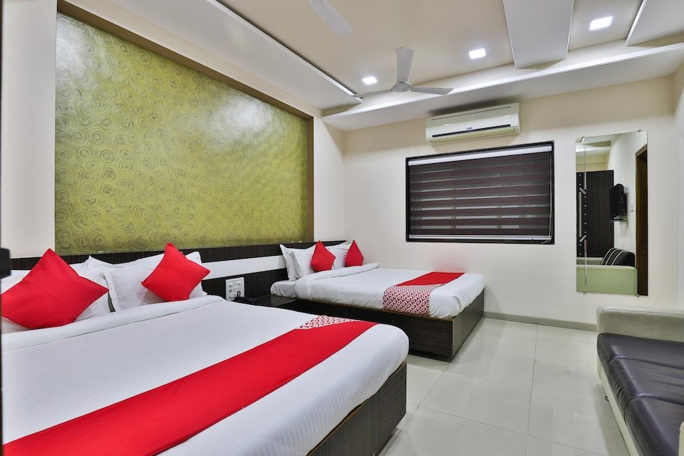 OYO 27662 Varma Palace主图