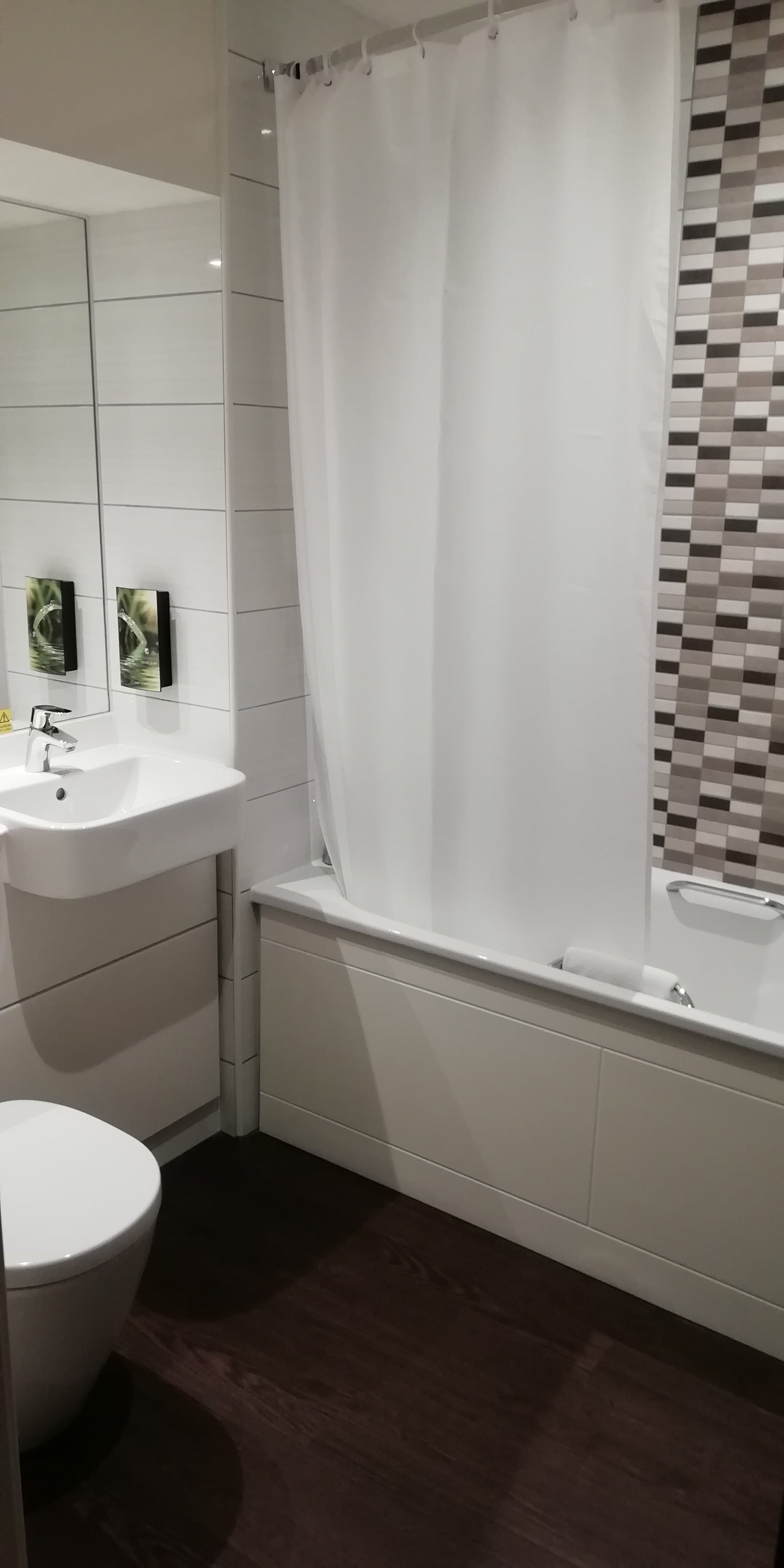 Premier Inn Staines-upon-Thames hotel-浴室