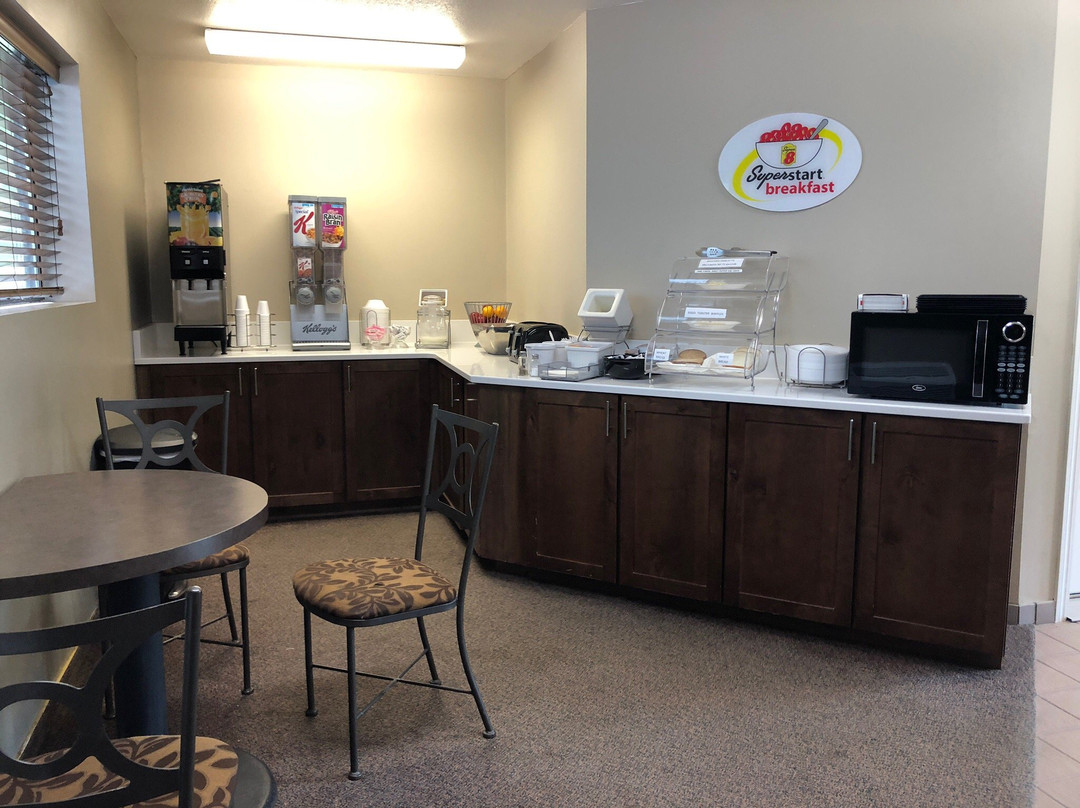 Super 8 by Wyndham St. Regis主图