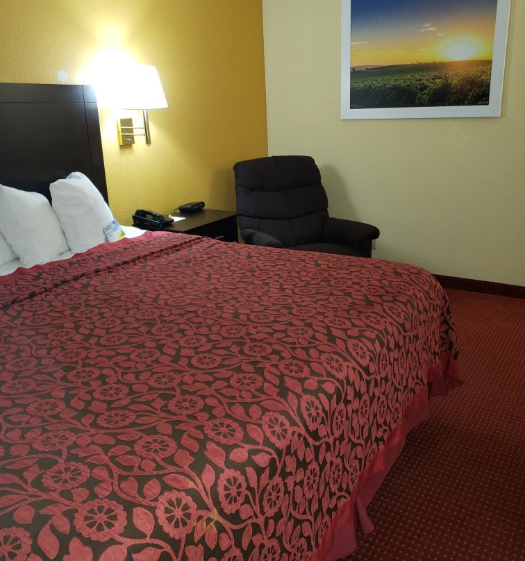 Days Inn and Suites by Wyndham Des Moines Airport主图