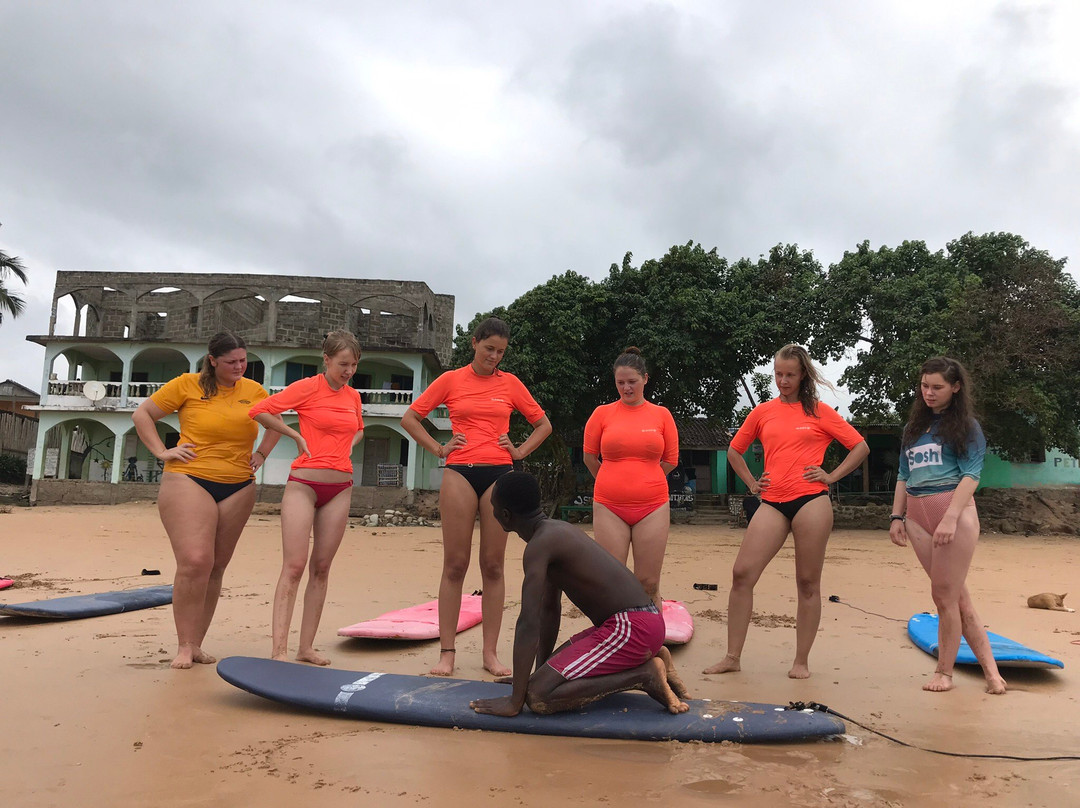 Ahanta Waves Surf School & Camp-Busua必去景点
