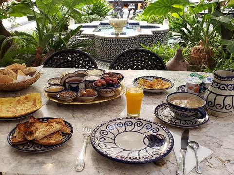 月亮与太阳庭院旅馆主图