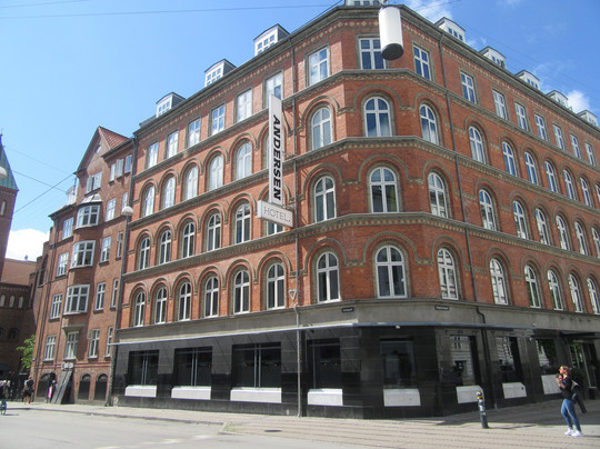 安徒生酒店主图