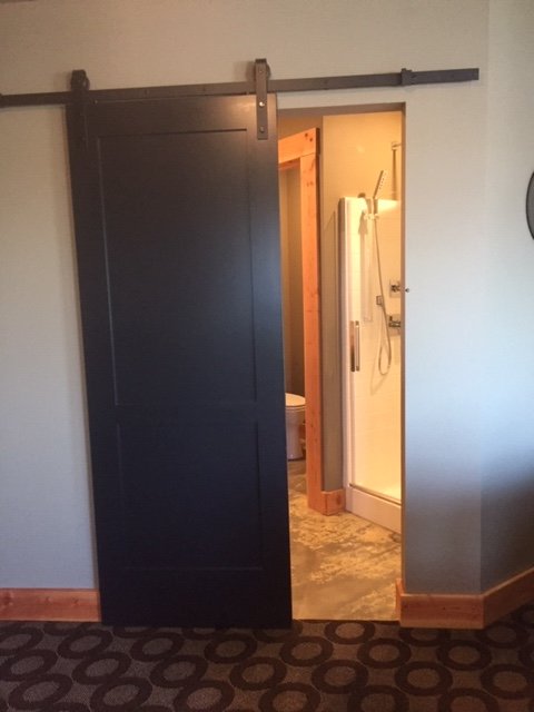 At The Helm Hotel and Pub-浴室