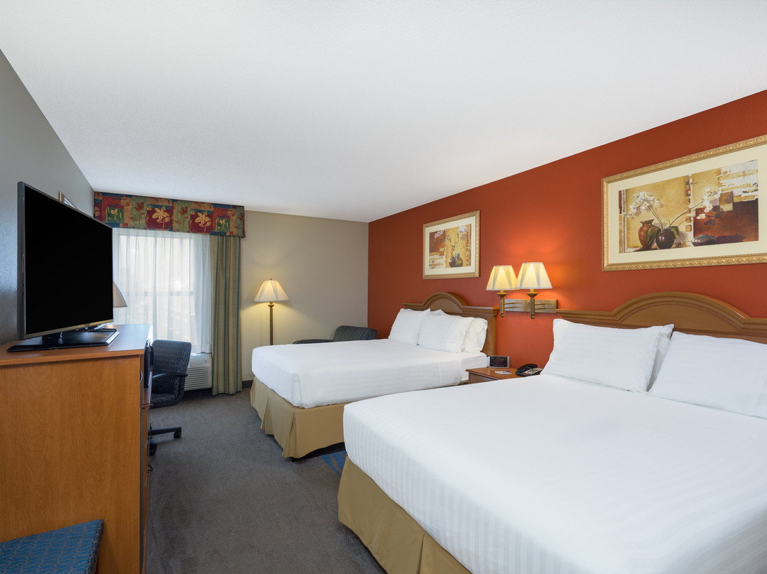 Clarion Pointe New Bern主图