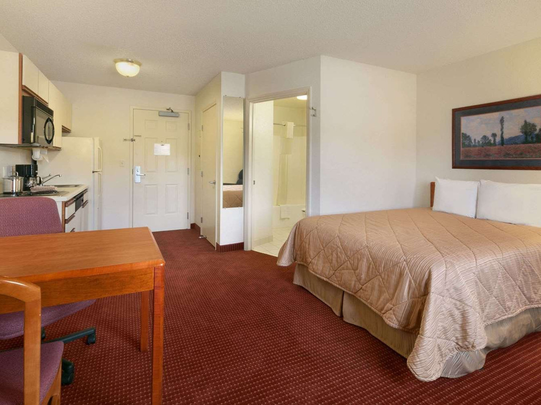 Days Inn & Suites by Wyndham Green Bay WI主图