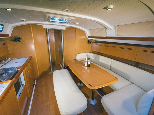 Sailing a Yaght-沃洛斯必去景点