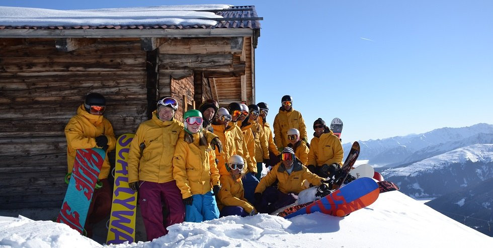 Hotzone School of Snowboarding-加洛斯必去景点