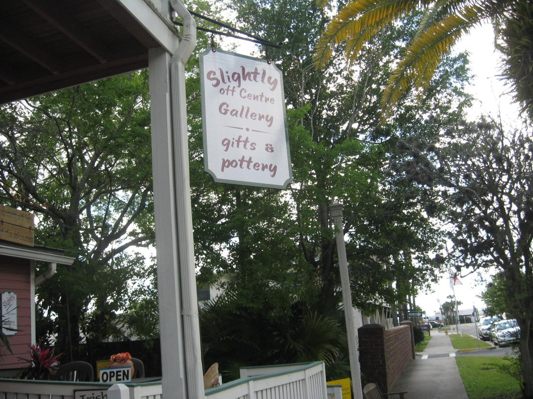 Slightly off Centre gallery and gifts-费尔南迪纳岛必去景点