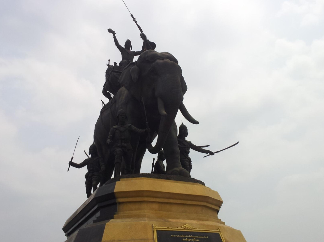 Queen Suriyothai Monument景点图片