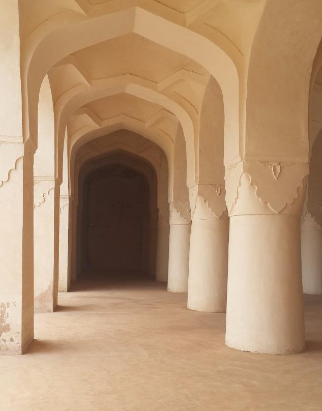 Solah Khamba Mosque景点图片