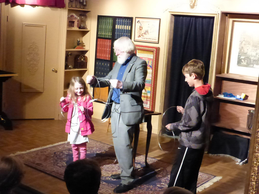 Dickens Parlour Theatre-Millville必去景点