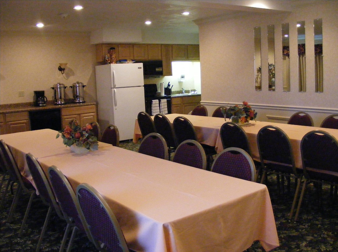 Colonial Brick Inn & Suites主图