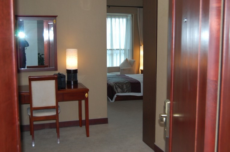 欧宝大酒店主图