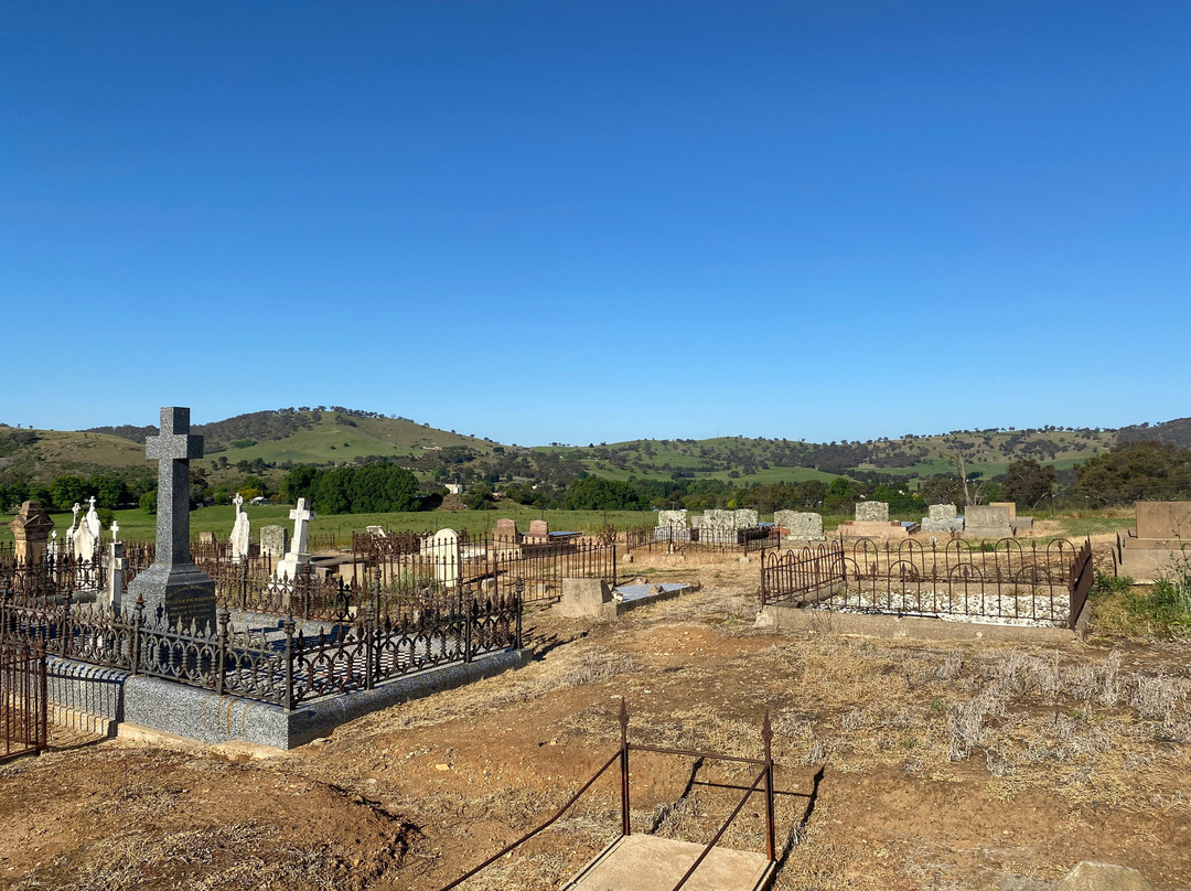 Adelong Cemetery景点图片
