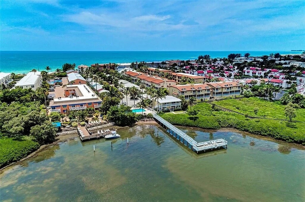 Tradewinds Beach Resort主图