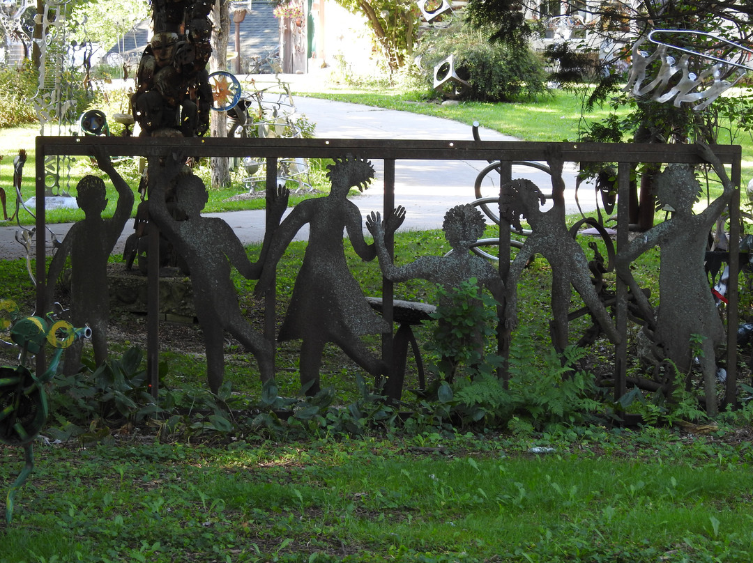 Paul Bobrowitz Spectacular Sculpture-Colgate必去景点