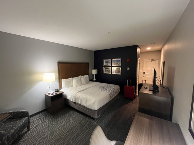 LAX拉昆塔套房酒店主图