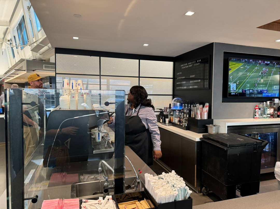 United Lounge Newark Terminal C景点图片