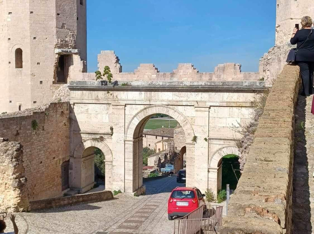 Torri di Properzio e Porta Venere景点图片