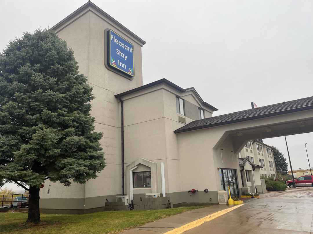 Pleasant Stay Inn & Suites主图