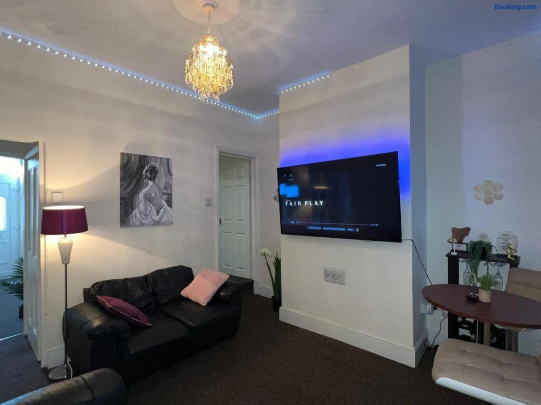 Lovely Room Within 5 Mins Walk To Stoke Train Station With Double And Single Room