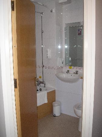 Premier Inn Portsmouth North Harbour Hotel-浴室