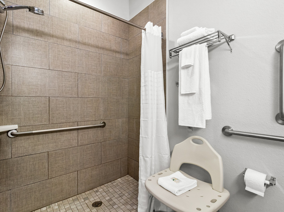 近海岛海滩的沙洛特品质酒店