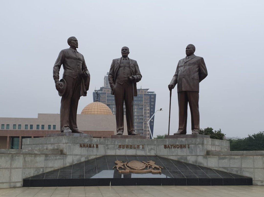 Three Chiefs' Statues-嘉伯隆里必去景点