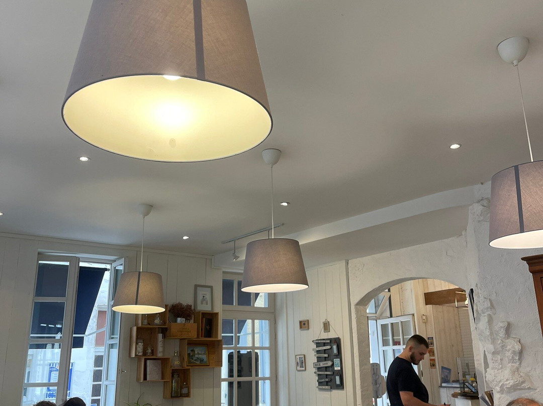 蓝色卵石酒店主图