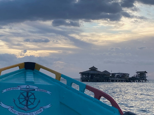 Captain Dennis Boat Tours-瑰宝滩必去景点