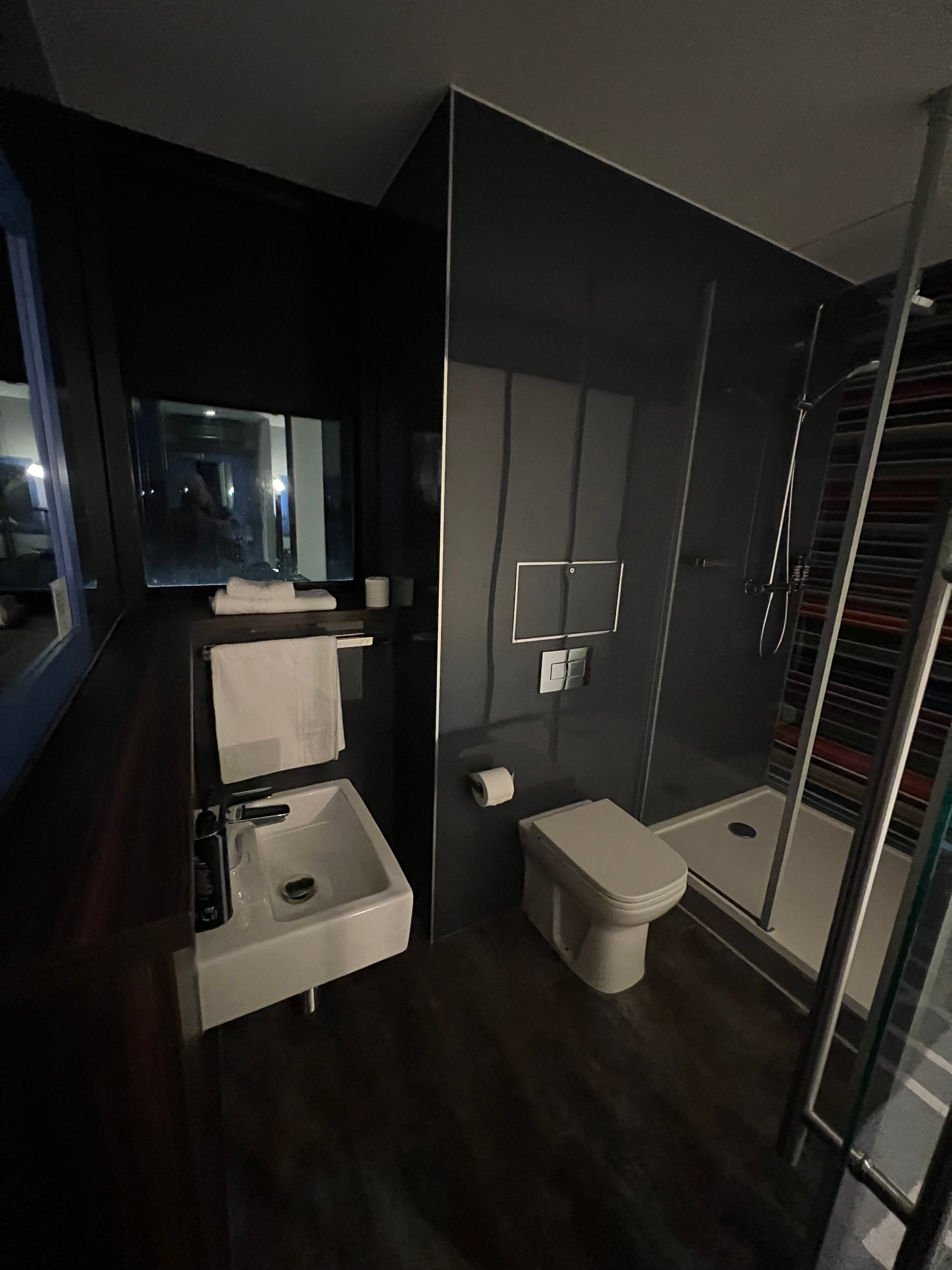 Village Hotel Portsmouth-浴室