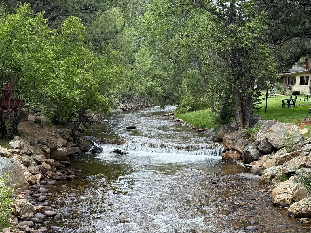 Streamside on Fall River主图