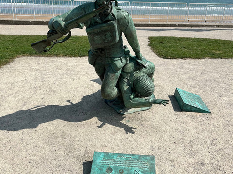 DDay 4 You - Magali Desquesne-巴约必去景点