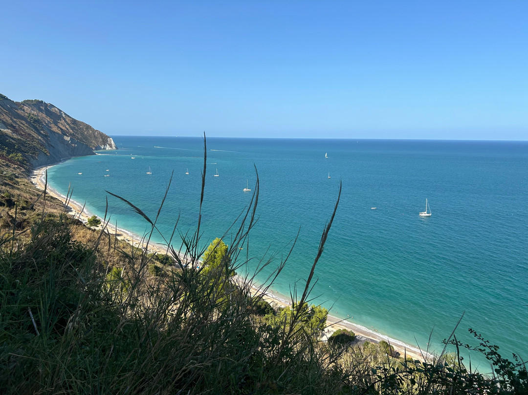 Spiaggia Mezzavalle-安科纳必去景点